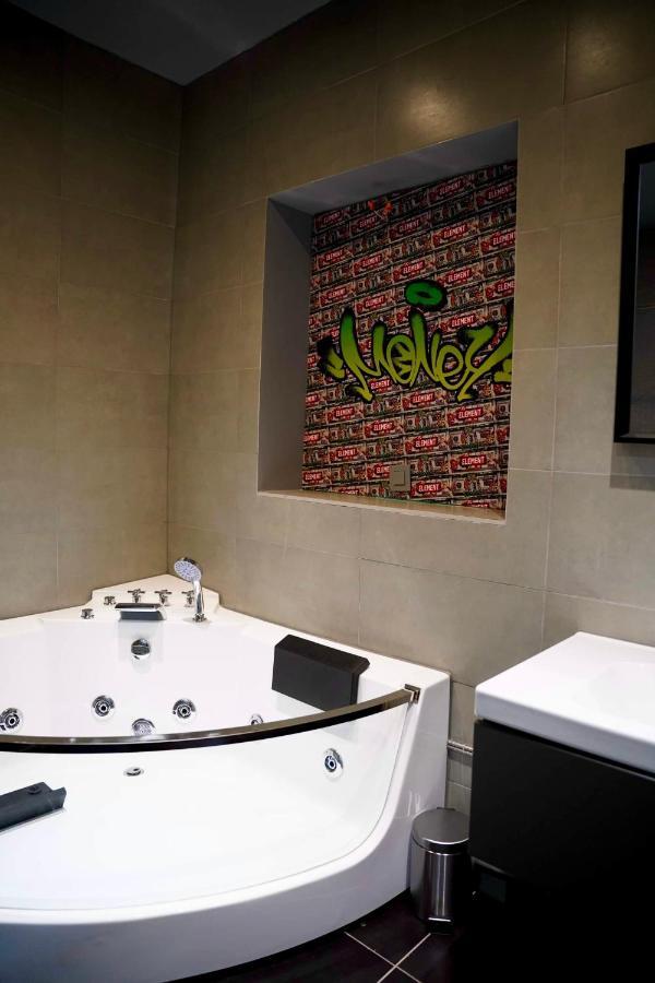 Capsule Casino - Jacuzzi - Billard - Netflix - Console & Jeux Apartman Mons Kültér fotó